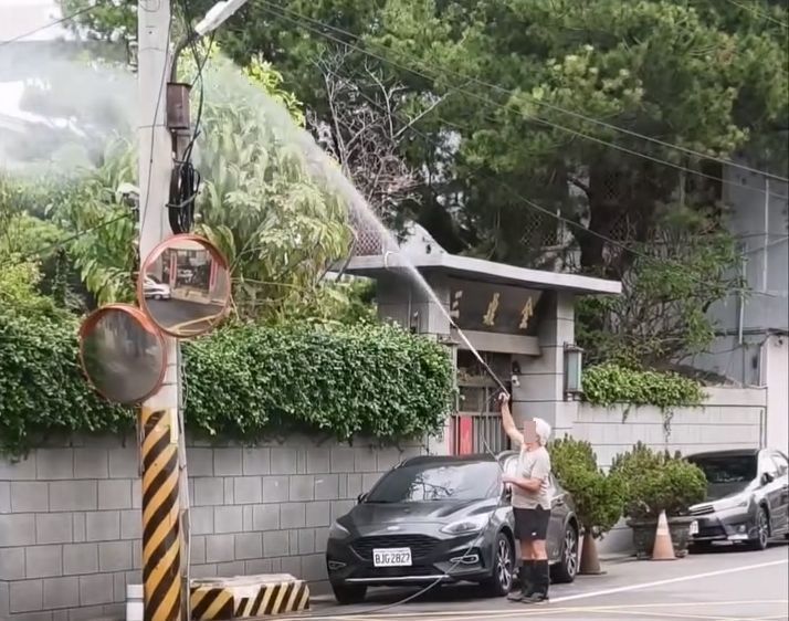 台中驚見「噴消毒水怪人」害人自摔?警公布真相:已噴20多年