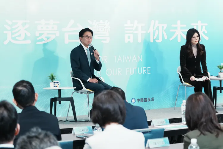 國民黨與民眾黨於今日上午，在新北市新莊凱悅嘉軒酒店舉行「逐夢台灣、許你未來」共同願景記者會，民眾黨主席黃國昌致詞。彭欣偉攝