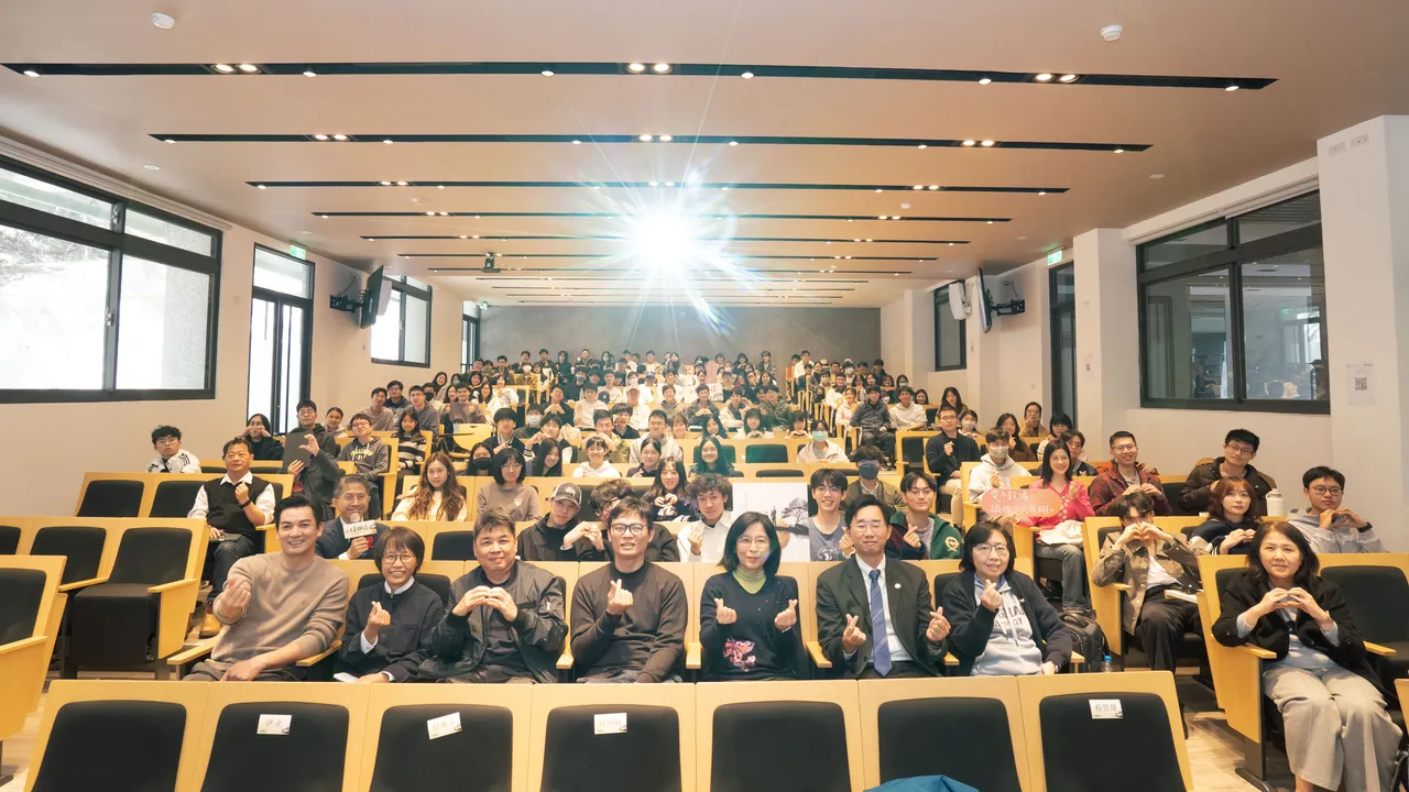 伊正在特映會上分享準備聯考的秘訣。大愛提供