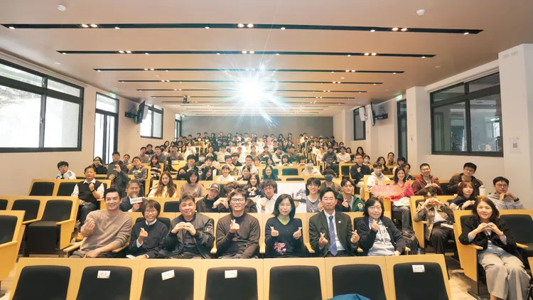 伊正在特映會上分享準備聯考的秘訣。大愛提供