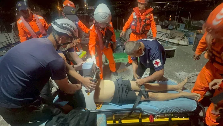 梓官消防分隊將民眾後送診治。翻攝畫面