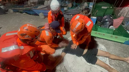 蚵仔寮漁港暗夜民眾落水驚魂！海巡即刻救援　可惜搶救無效