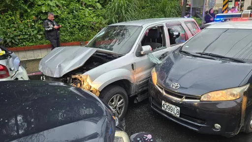 基隆偷車賊市區亂竄！猛撞21車釀6傷　追捕畫面曝光