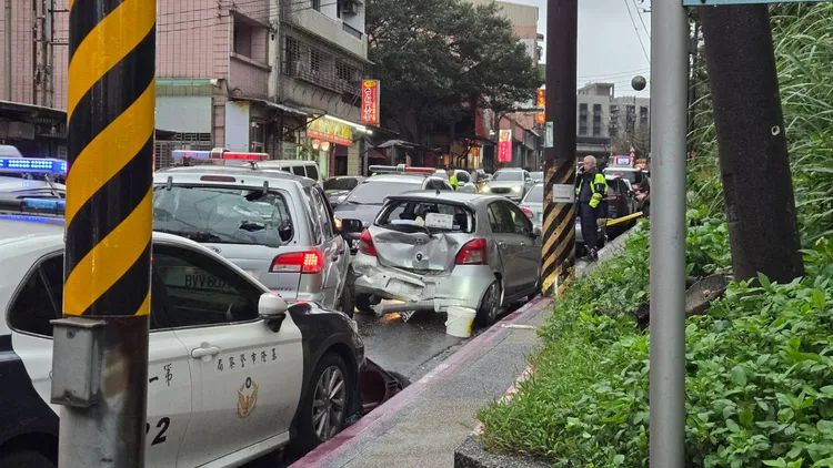 路邊車輛遭林男撞毀。葉先鵬攝