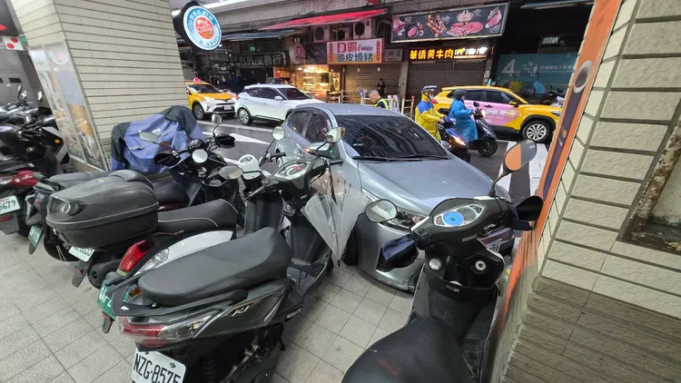 林男為逃避追捕將民眾車輛撞上騎樓。葉先鵬攝