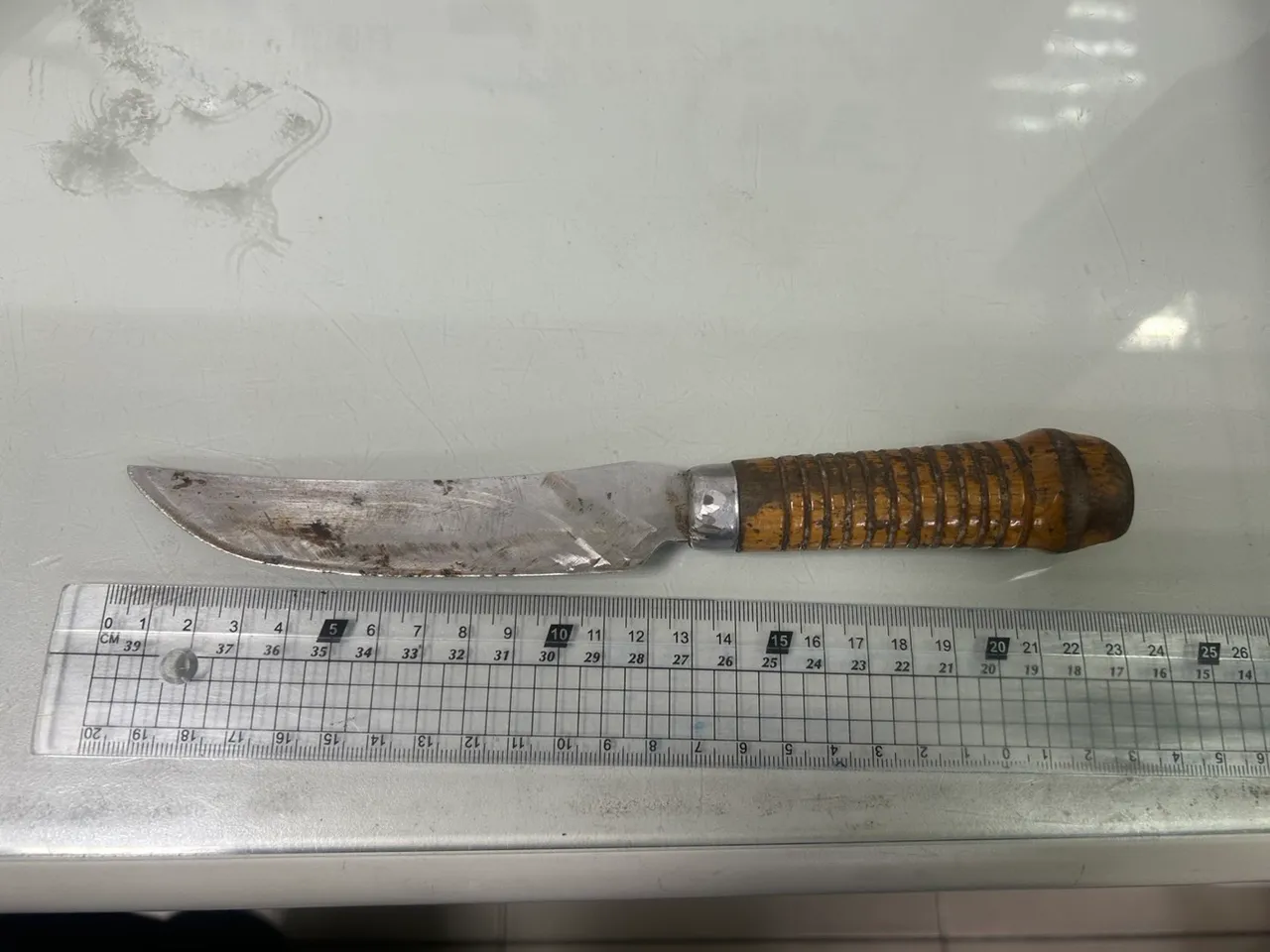 高男持刀械揮舞恐嚇。翻攝畫面