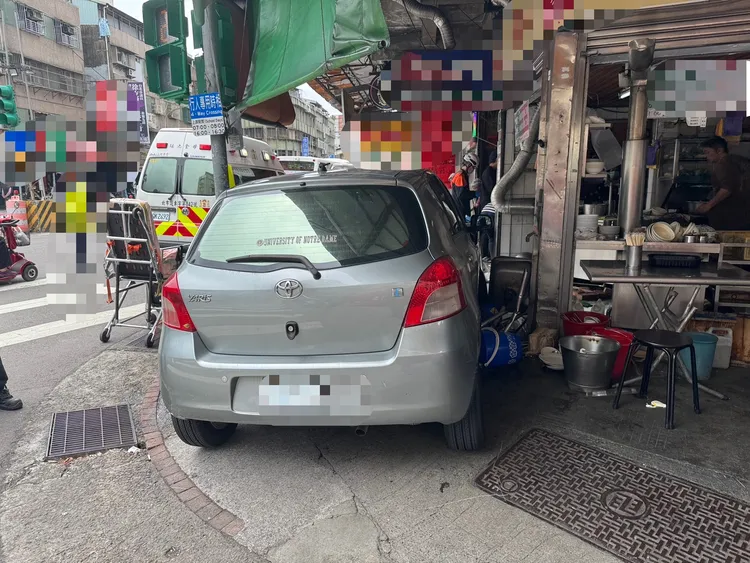 小客車疑似轉彎不慎，撞進店家。翻攝畫面