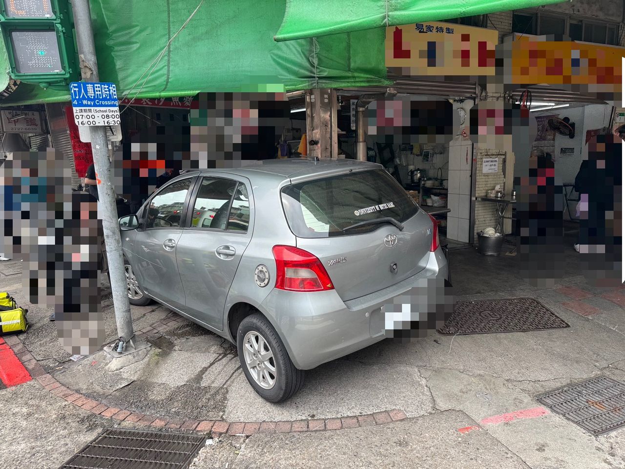 信義區車撞進市場!知名小吃店毀了 2人傷送醫