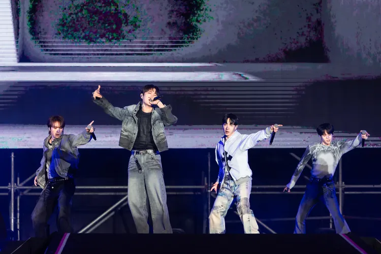 孫東雲（左起）、尹斗俊、李起光、梁耀燮勁歌熱舞。讀者提供