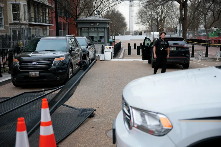 事發後大批警力在現場戒備。路透社