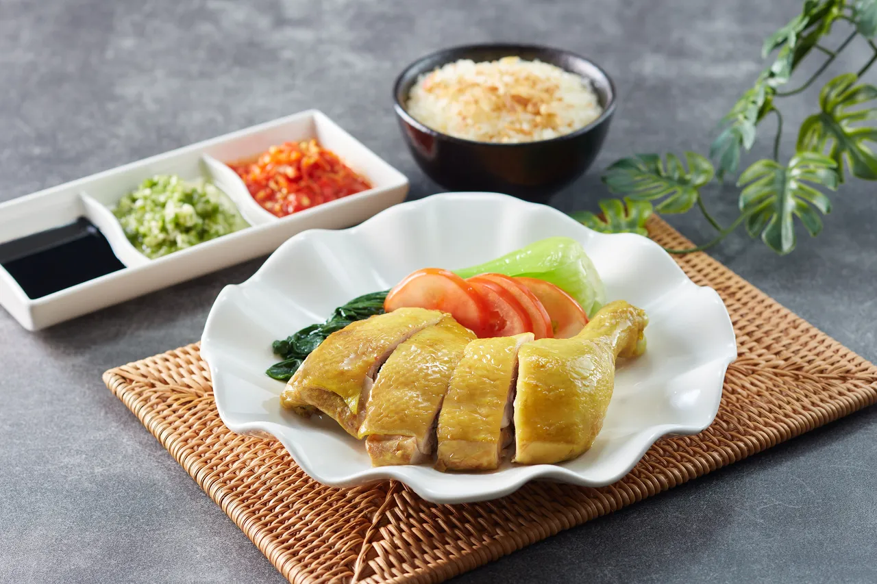 「新加坡海南雞飯」肉質緊實鮮嫩，香米飯粒粒分明、飽含雞汁香氣。業者提供