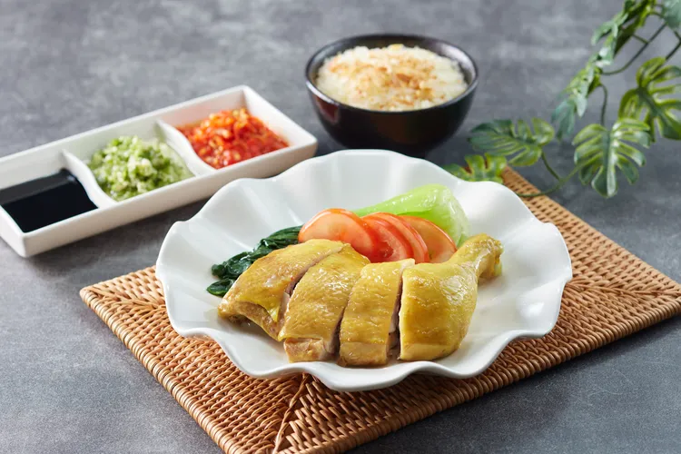 「新加坡海南雞飯」肉質緊實鮮嫩，香米飯粒粒分明、飽含雞汁香氣。業者提供