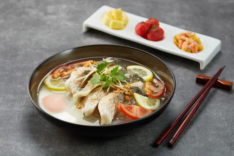 「潮州蒸鱸魚佐葛粉」靈感來自馬來西亞小吃「潮州蒸大板」，滋味酸甜鹹鮮，讓人食欲大開。業者提供