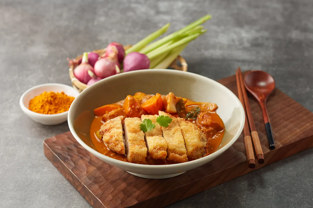 以日式炸豬排混搭南洋咖哩醬的「大馬咖哩炸豬排飯」，香料馥郁，加倍惹味。業者提供