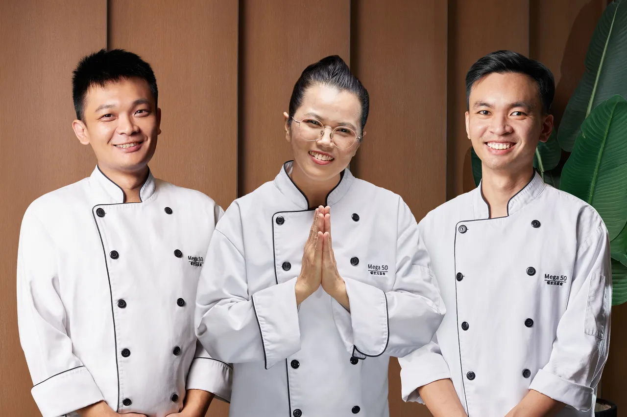 新版午間菜單由台籍副主廚吳明祥(左起)、泰國籍王安妮及華裔馬來西亞籍林垠伸三位廚師聯手打造。業者提供