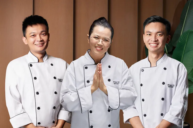 新版午間菜單由台籍副主廚吳明祥(左起)、泰國籍王安妮及華裔馬來西亞籍林垠伸三位廚師聯手打造。業者提供