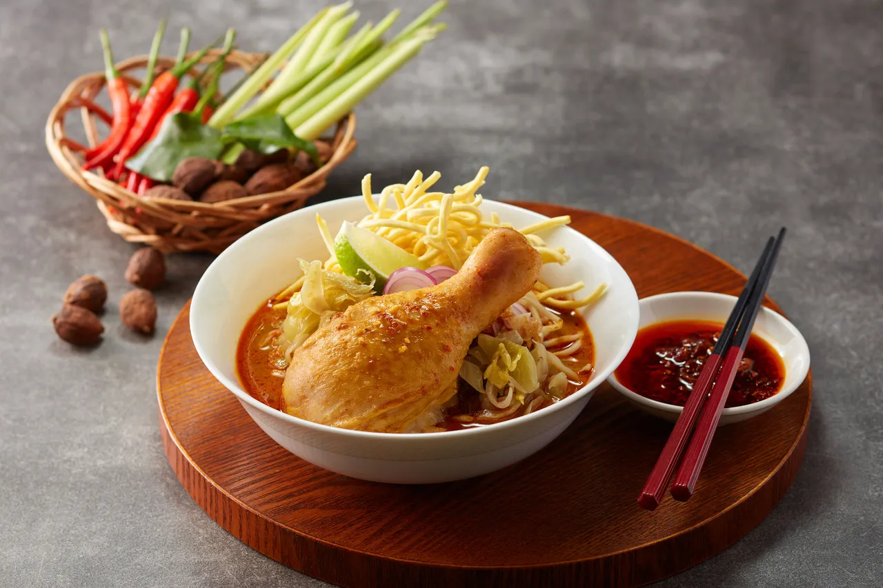 「泰北黃咖哩雞腿麵」由安妮師傅還原清邁道地吃法，整份麵條一半烹煮、一半酥炸，搭配濃醇湯汁，呈現軟脆雙重口感。業者提供