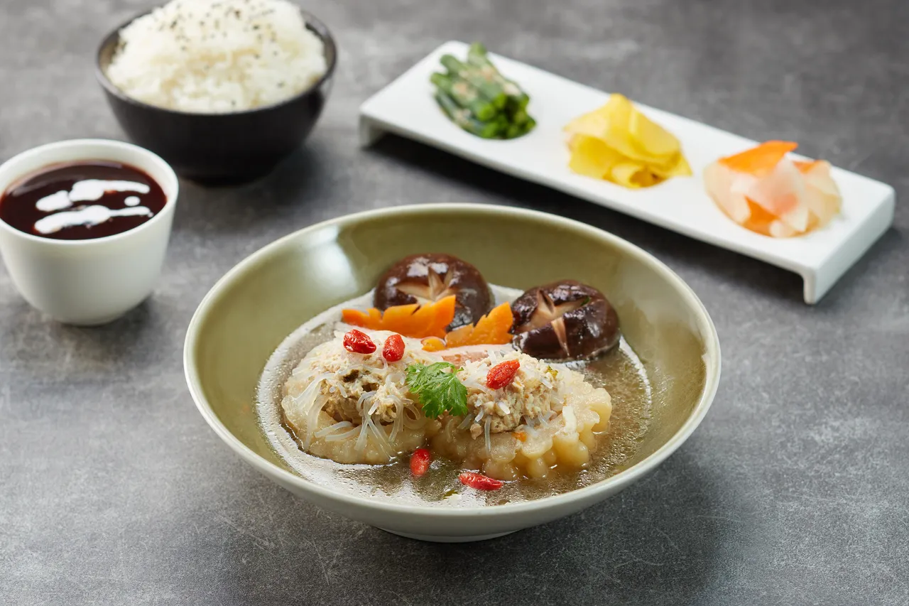 「白玉苦瓜鑲豬肉飯」蘊含香菜根、白胡椒粒清香，餘韻回甘。業者提供