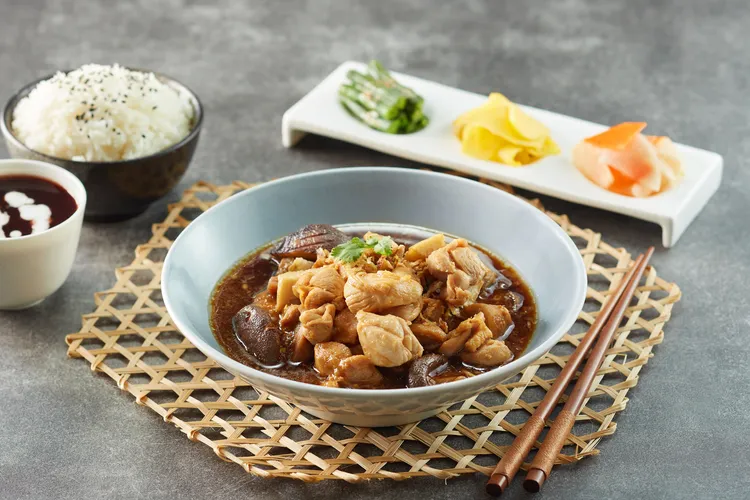 「娘惹豆醬雞肉飯」醬香厚實、鹹甜交織，是阿伸師傅從小吃到大的思鄉代表作。業者提供