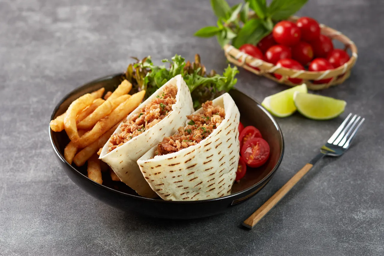 吳明祥副主廚將鹹香夠味的泰國人氣下飯菜轉化為輕食形式，「打拋豬口袋餅」配搭酥脆薯條、生菜，兼具清爽與飽足感。業者提供