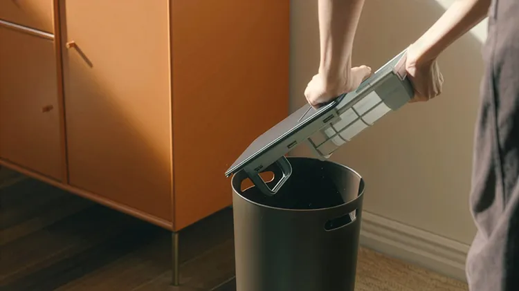 WashCombo AI熱泵滾筒洗衣機使用易拉潔濾網，表示一拉即可清棉絮。LG提供