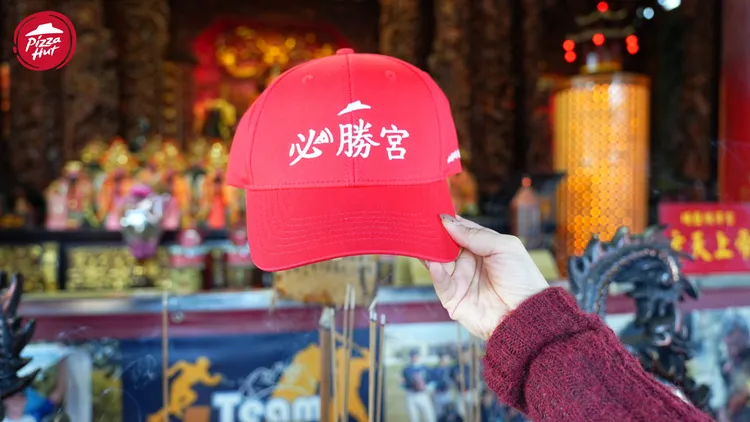 「必勝宮帽」在3月5日中華隊關鍵首戰賽前，將於日本東京巨蛋場外免費發送給台灣球迷。必勝客提供