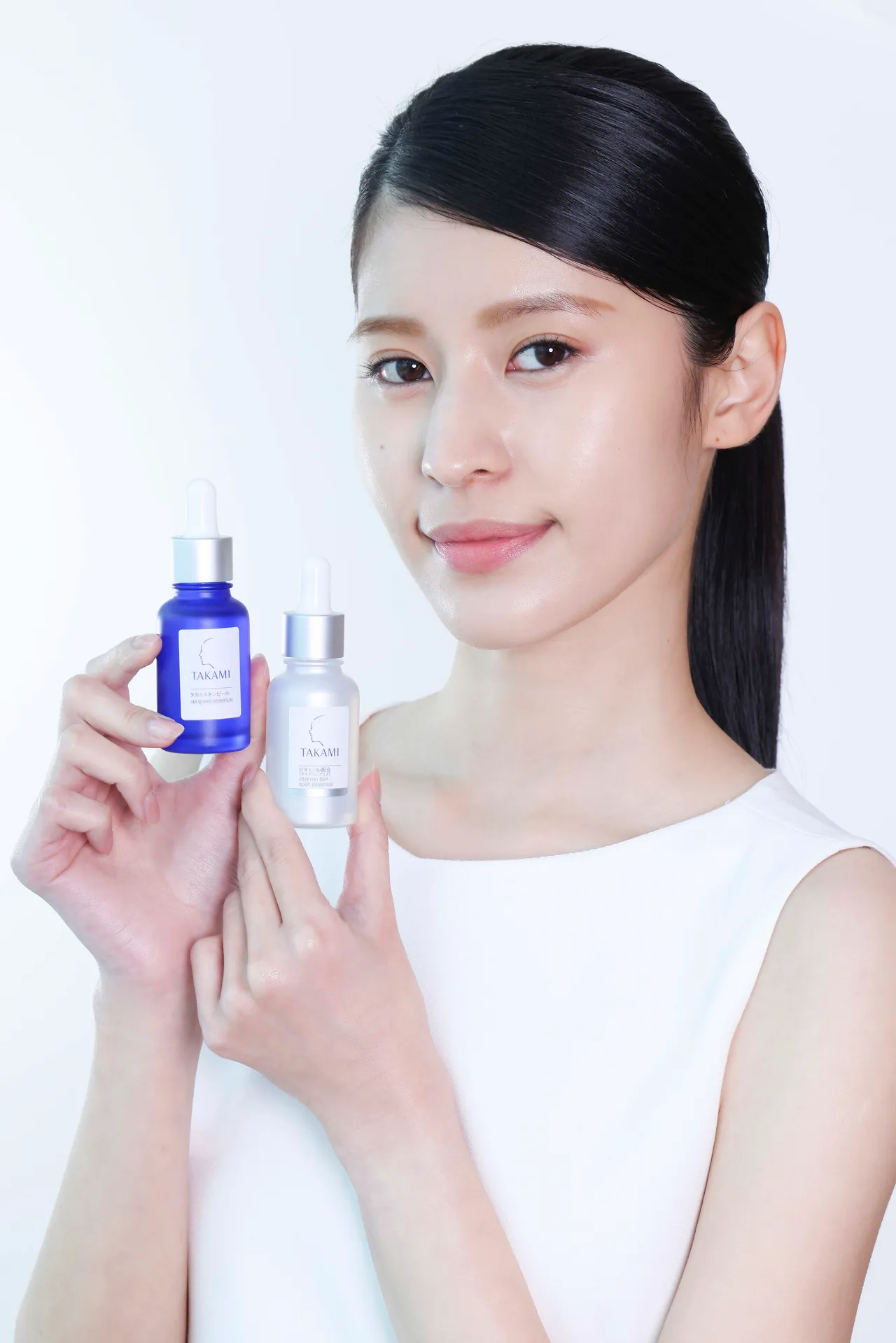 TAKAMI在亞洲熱銷的角質道小藍瓶，可與全新B3小白瓶搭配使用。品牌提供