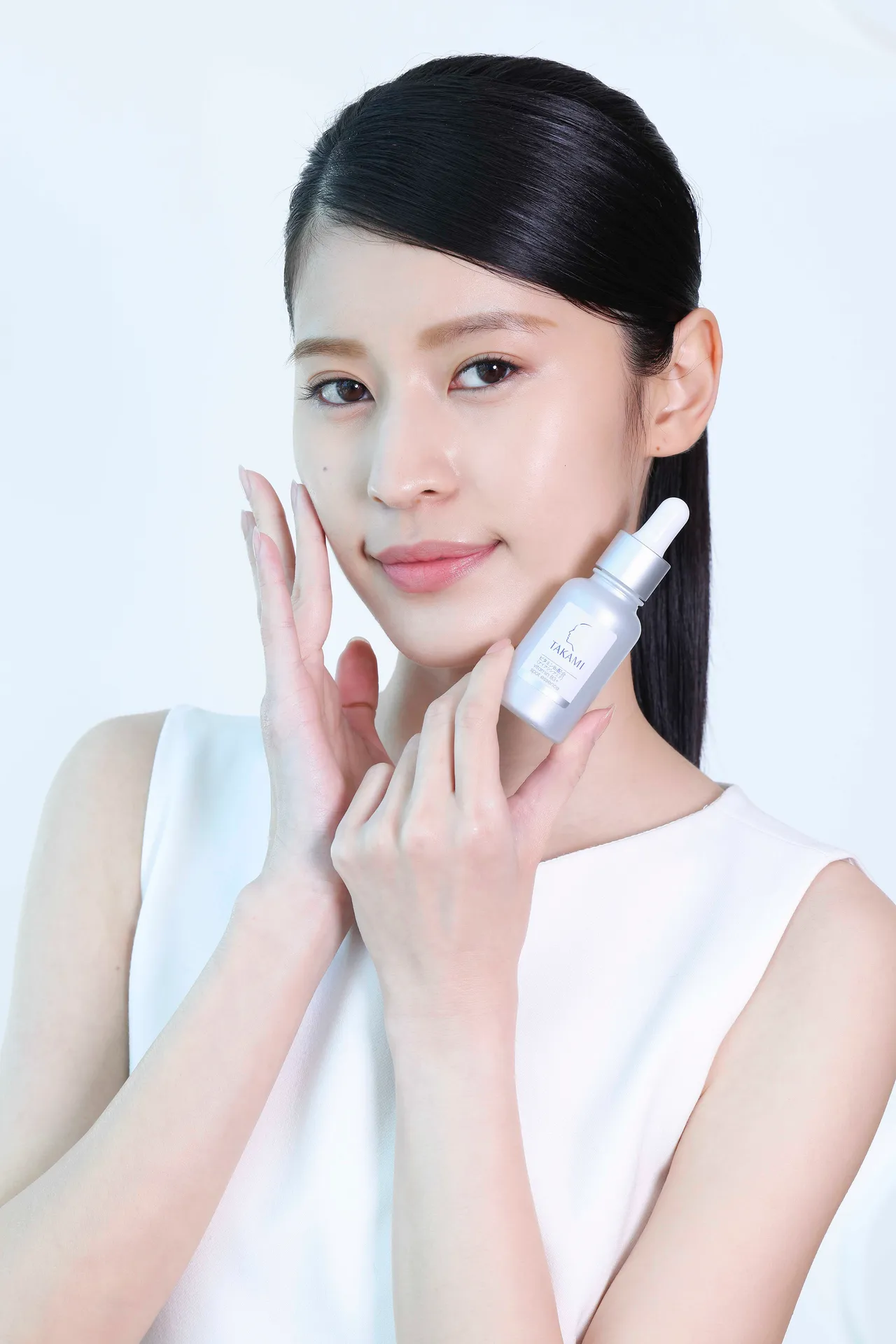 TAKAMI推出美白新作B3極淨白淡斑精華。品牌提供