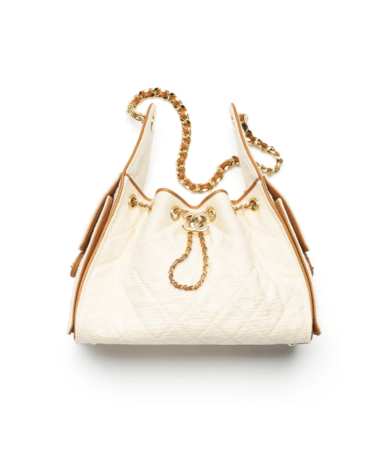 白米色CHANEL 25包款小型款。品牌提供