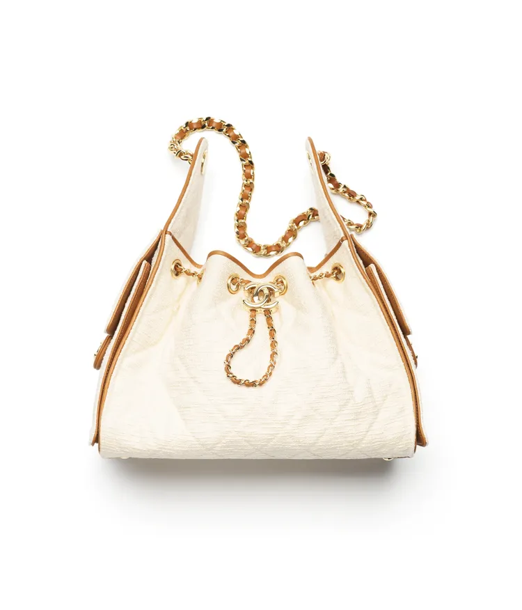 白米色CHANEL 25包款小型款。品牌提供