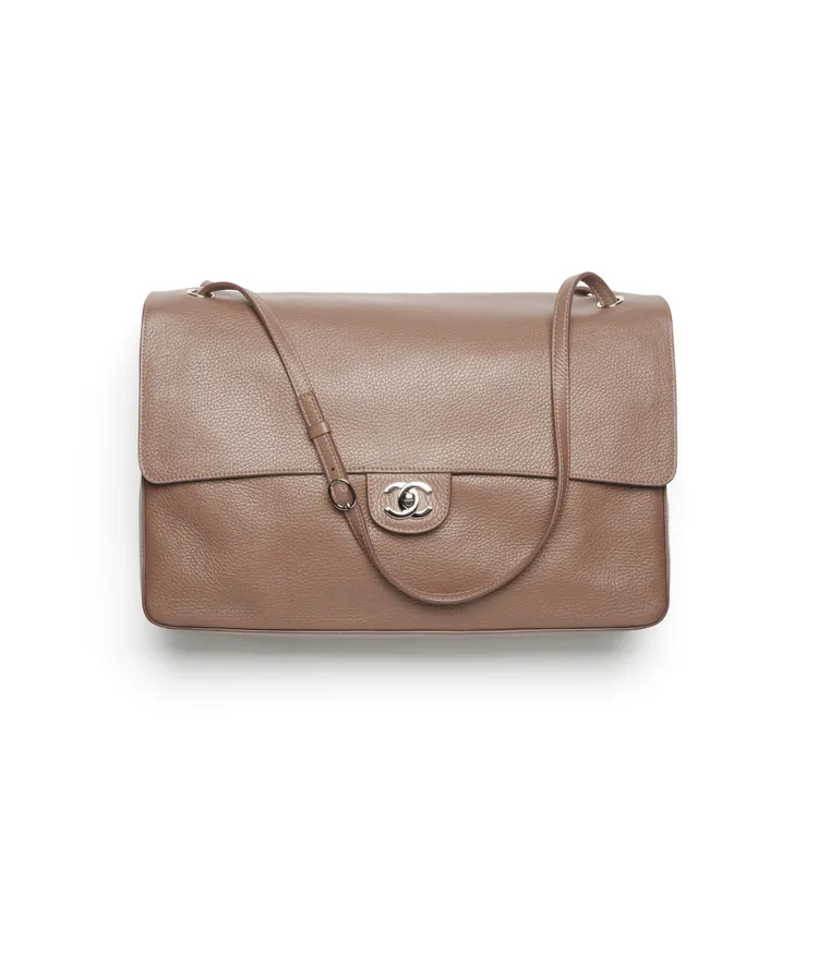 棕色柔軟皮革肩背包特大款。品牌提供