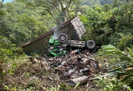 蘇花公路驚悚車禍！大貨車衝破護欄墜邊坡　雙向道路一度封閉