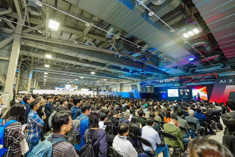 AI EXPO Taiwan 2026「不知講堂」高峰論壇領銜開講，吸引大批人潮參與聽講，現場座無虛席。主辦單位提供