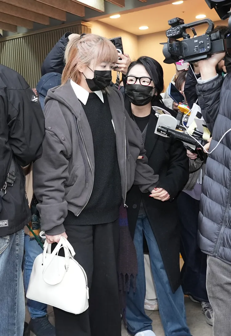 陶晶瑩牽著陸元琪離開袁惟仁追思會現場。彭欣偉攝