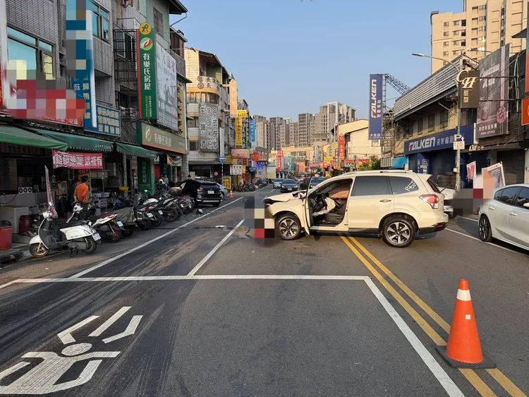 白色休旅車左轉時被BMW撞上。民眾提供