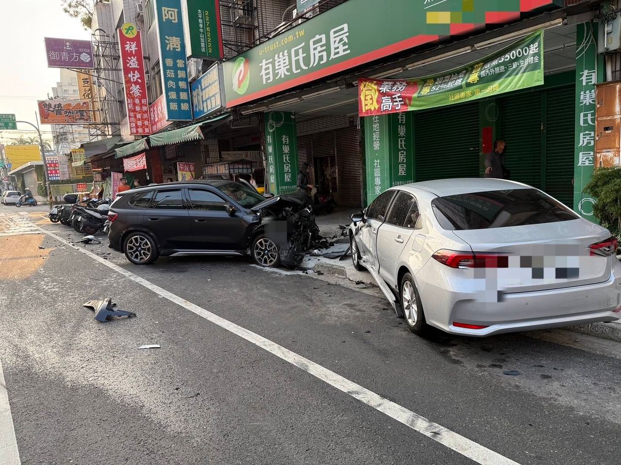 台中休旅車搶快左轉遭BMW狠撞 旋轉360度波及路邊7車釀2傷