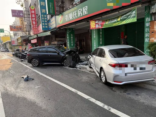 台中休旅車搶快左轉遭BMW狠撞　旋轉360度波及路邊7車釀2傷