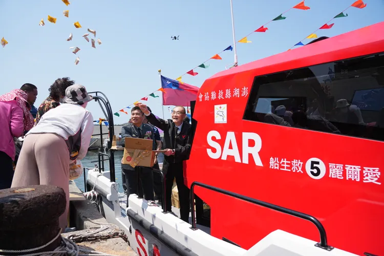 捐贈儀式結束後，馮世寬也隨即在救難協會工作人員協助下，登上「愛爾麗5號」救難船，緩緩繞行港口一圈，並在返回港口時，遵行當地傳統古禮，進行「擲吉」祈福。記者彭欣偉攝