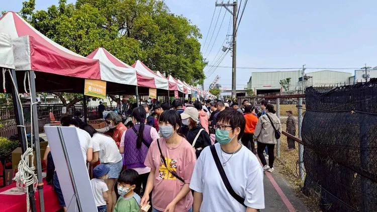 現場有大雅區在地青年們優質農特產品農民組成的麥田好農市集。市府提供