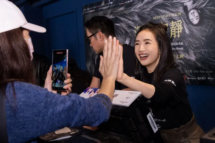 林依晨與購票粉絲近距離互動「擊掌」，現場氣氛熱絡。風起娛樂提供