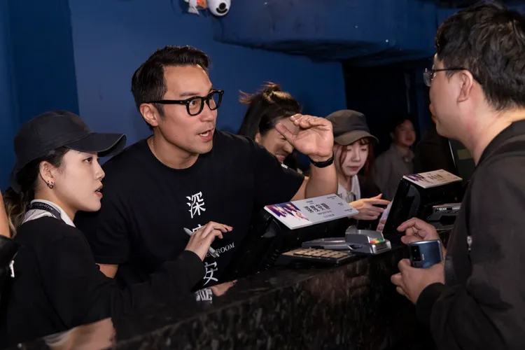 張孝全首次參與影城一日店長活動，親自服務影迷，親和力十足。風起娛樂提供