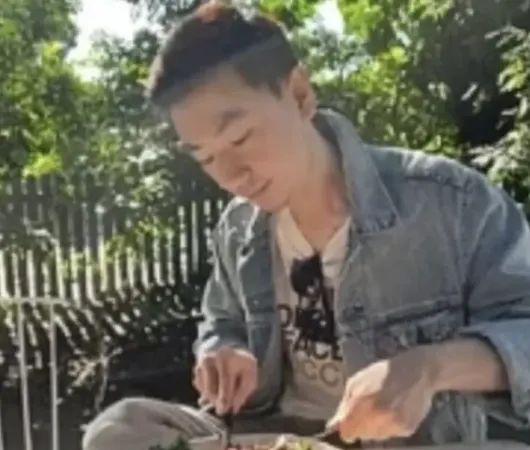 廖思惟小紅書的這張照片，被疑為孩子的爹。翻攝廖思惟小紅書