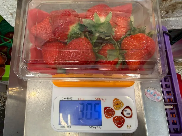 草莓檢出農藥殘留不符規定。台北市衛生局提供