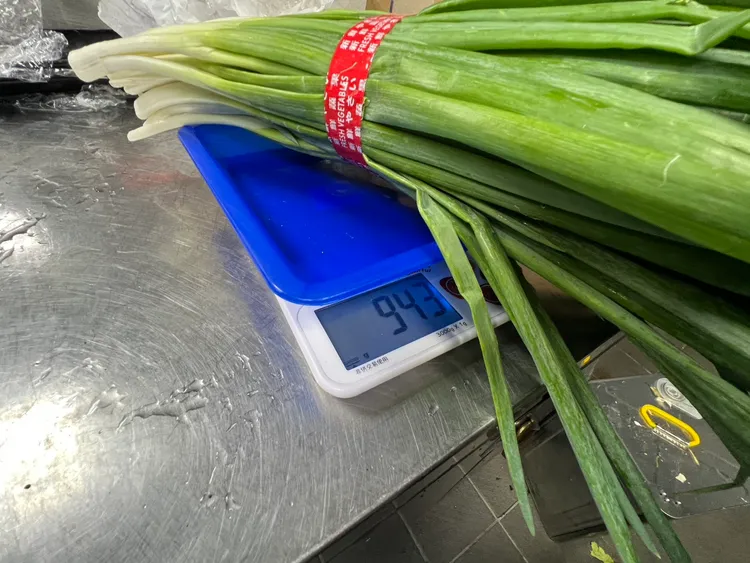 青蔥檢出殺菌劑超標。台北市衛生局提供