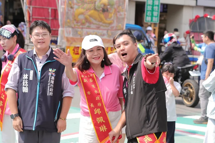 基隆市副市長邱佩琳（中）邀請林廷翰（左）加入民眾黨參選議員。林廷翰提供