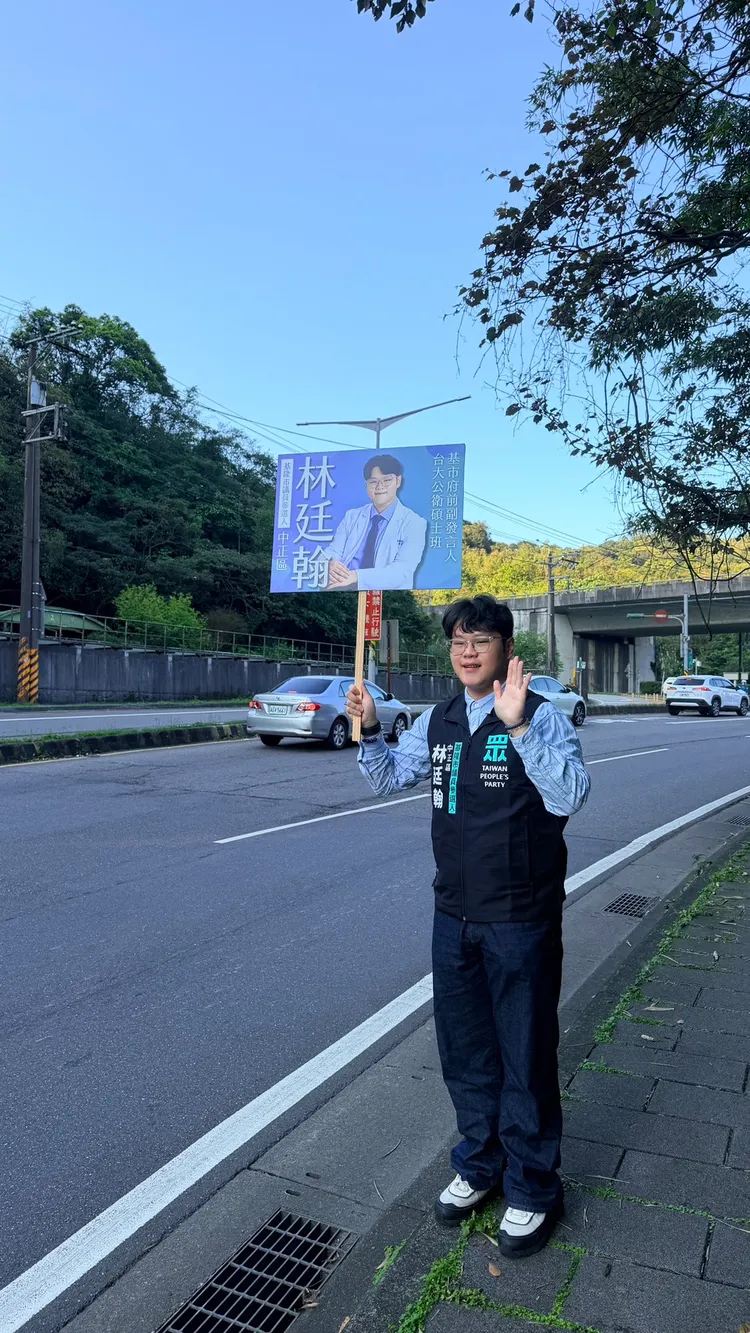 林廷翰站路口拜票。林廷翰提供