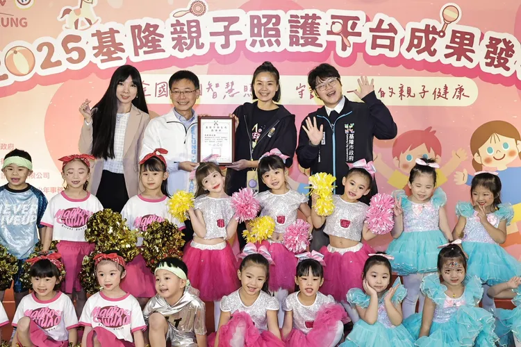 林廷翰（後排右一）關注兒少政策。林廷翰提供