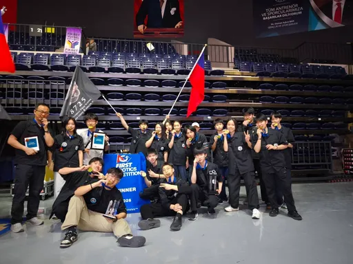 南山高中機器人團隊揚名國際　FRC土耳其區域賽奪雙冠挺進世界決賽