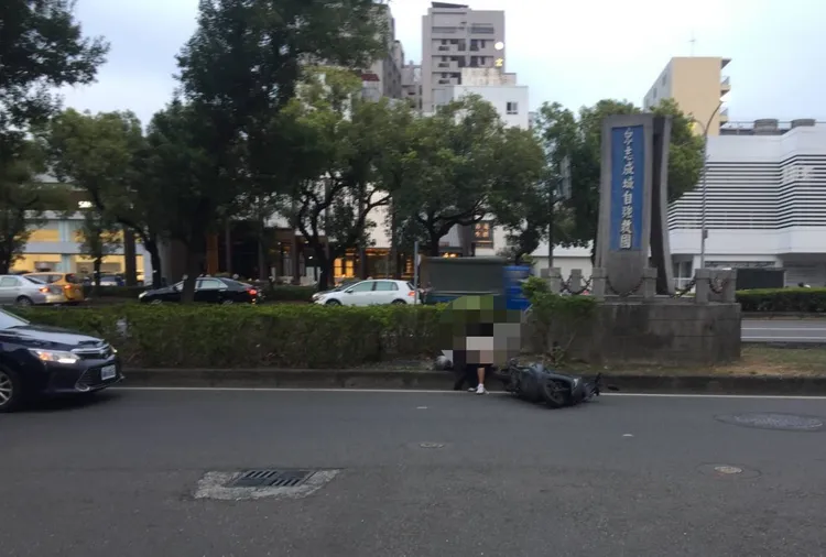 李姓騎士擦撞廖姓騎士，導致廖男受傷，李卻當場騎走，已涉肇事逃逸。翻攝畫面