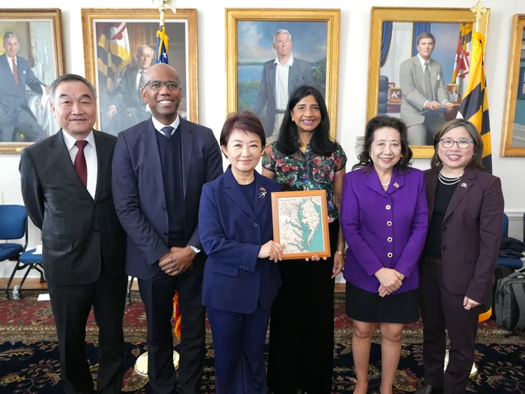 （由左至右）台中市黃國榮副市長、馬里蘭州商務廳副廳長里卡多·班（Ricardo Benn）、盧秀燕、副州長米勒（Aruna Miller）、州務卿李鳳遷、勞工廳長吳俞蓉。台中市府提供